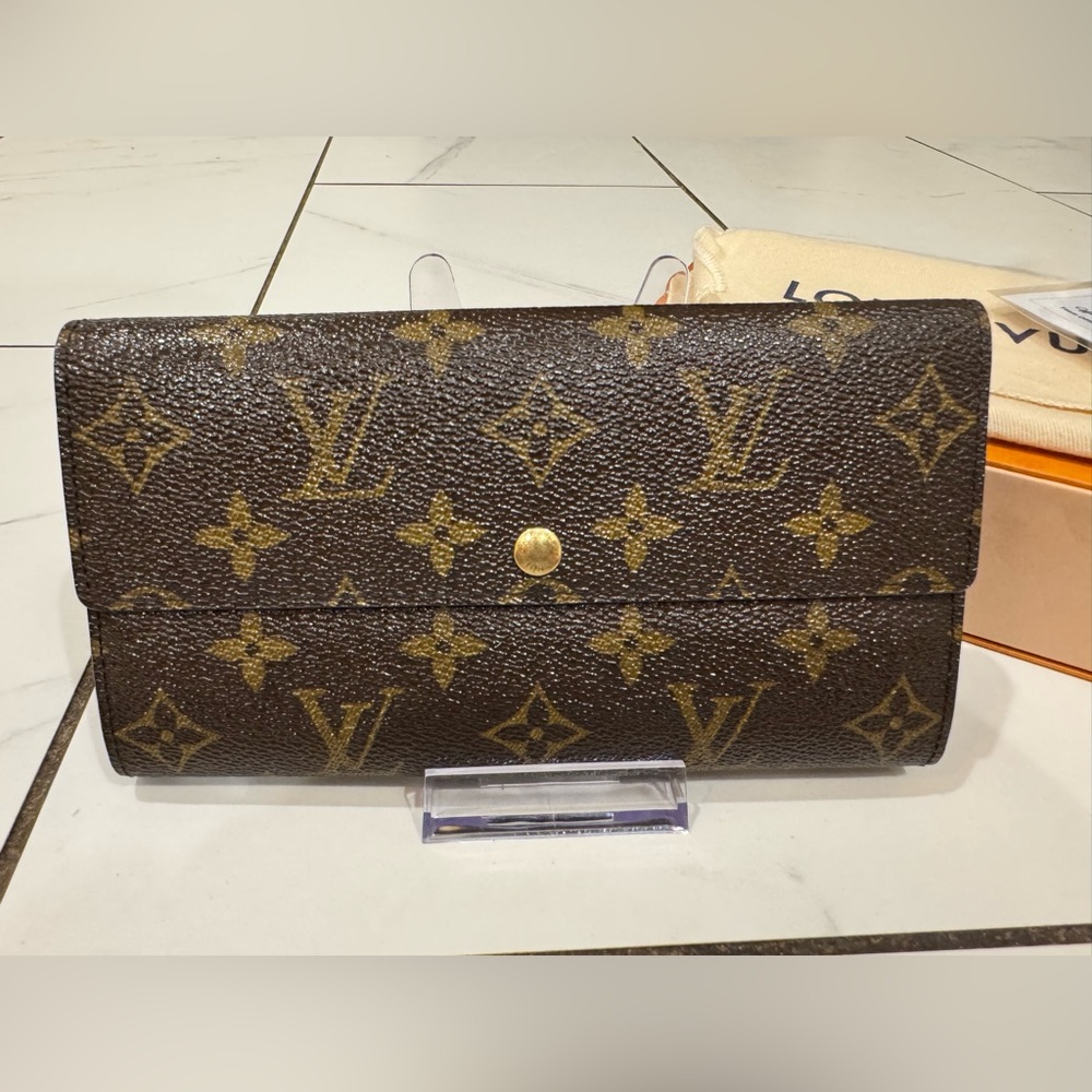 Louis Vuitton Brown Monogram Sarah Wallet-Authentic-Comes with COA, box-dust bag - Picture 2 of 12